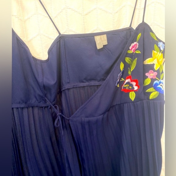 ASOS Design Embroidered Pleated Spaghetti Strap MIDI Dress Size 6 NWOT - Picture 5 of 6